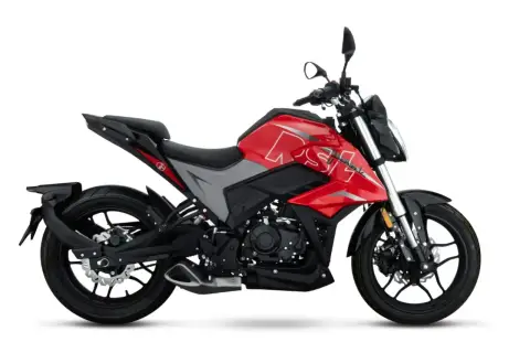 Czerwony motocykl sportowy. Idealny na pierwsze wrażenia z jazdy, gdy zastanawiasz się, prawo jazdy a1 od ilu lat można zdobyć.