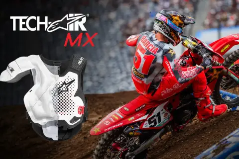 Buzer Alpinestars Tech-Air MX chroni zawodnika podczas wyścigów. Widoczny motocyklista w czerwonym stroju z numerem 51.