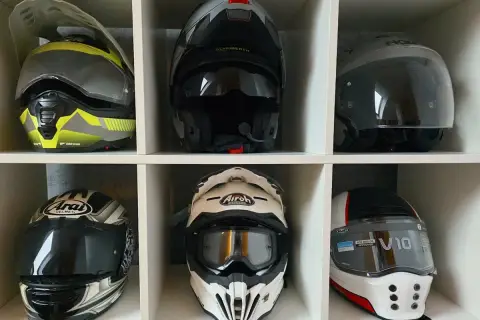 Różne rodzaje kasków motocyklowych: turystyczny, szczękowy, crossowy i sportowy.